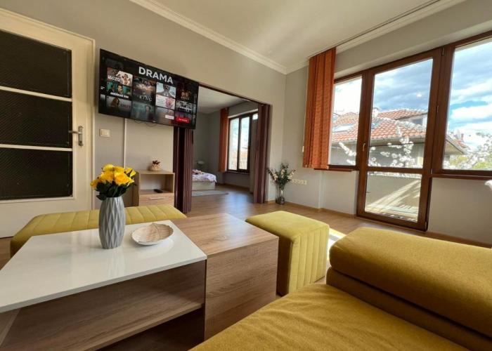 Rio Sunny 2BDR Apt near NDK - Metro - non-stop paid public Parking