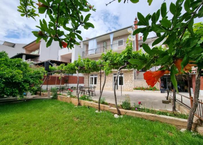 Retreat Apartments with free parking