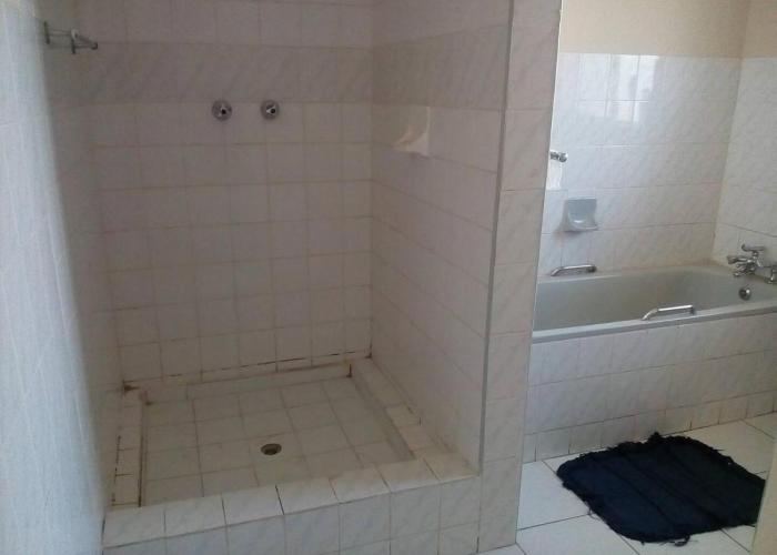 Neat guest suite with office corner - 2101