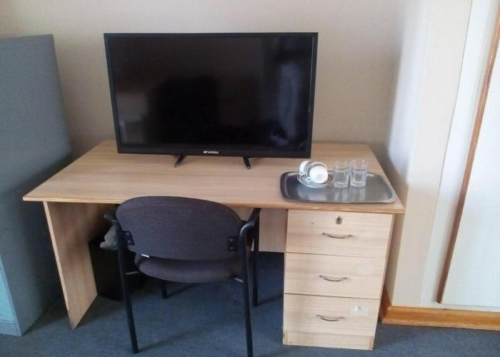 Neat guest suite with office corner - 2101