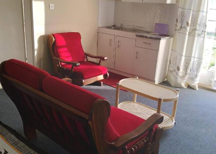 Neat guest suite with office corner - 2101