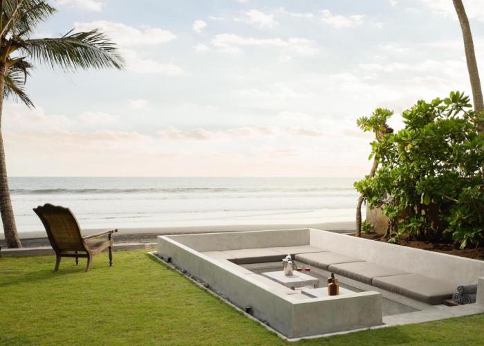 Black Beach Villa by Nakula