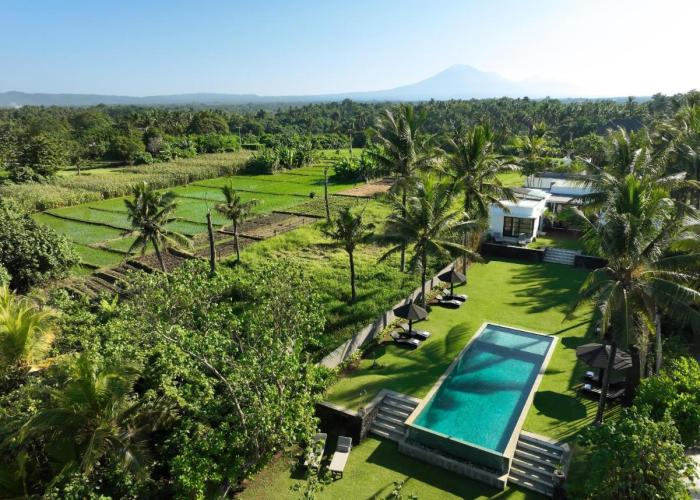 Black Beach Villa by Nakula