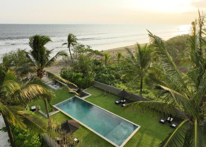 Black Beach Villa by Nakula