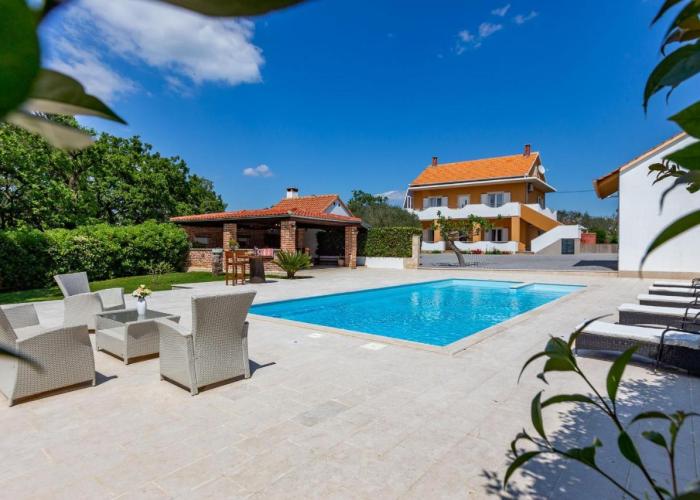 MP Luxury Holiday Home with swimming pool