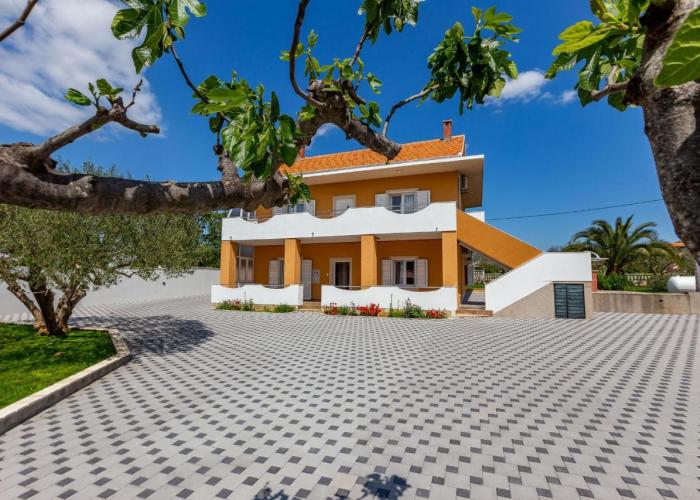 MP Luxury Holiday Home with swimming pool