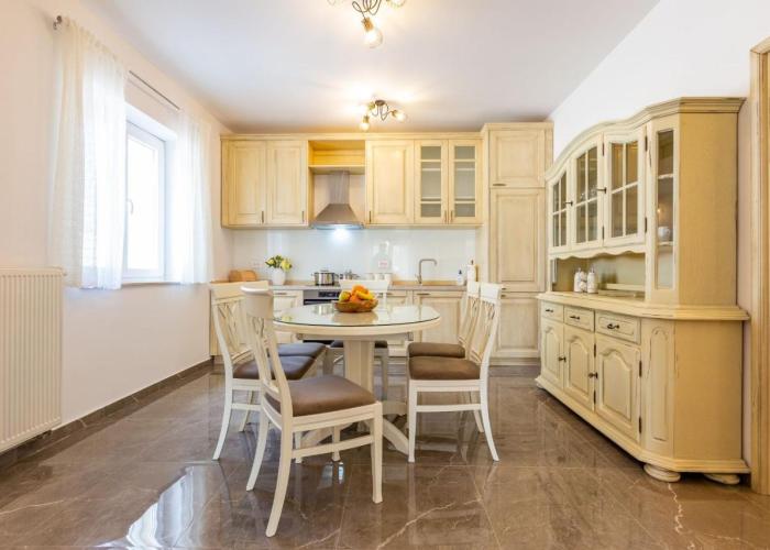 MP Luxury Holiday Home with swimming pool