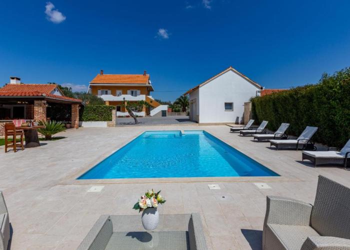 MP Luxury Holiday Home with swimming pool