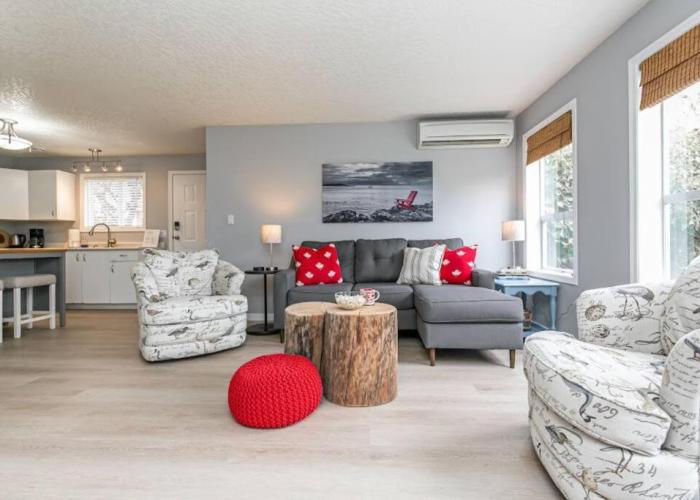 Lovely 2 bedroom suite steps from The beach