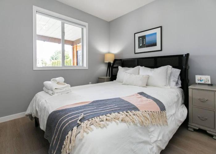 Lovely 2 bedroom suite steps from The beach