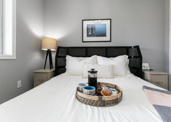Lovely 2 bedroom suite steps from The beach