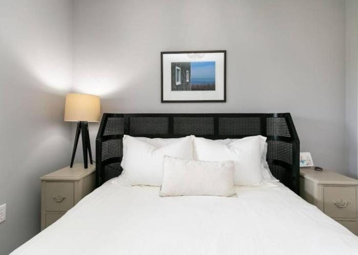 Lovely 2 bedroom suite steps from The beach