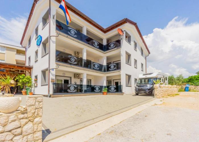 Glumac modern apartment in Novalja center