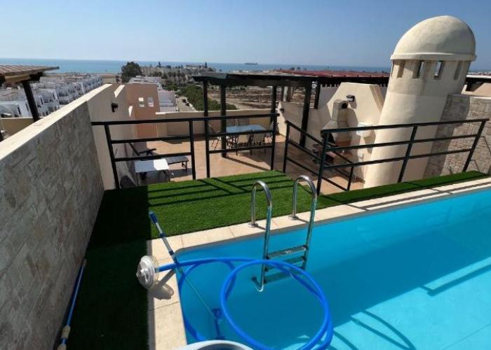 Ático con piscina privada vistas al mar.