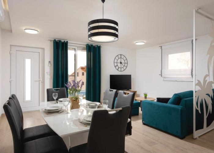 Apartman Palma and Luxury Penthouse for a family with swiming pool,parking,terrace,panoramic view at the sea,Podstrana