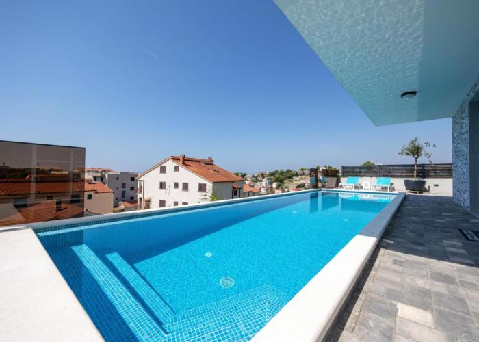 Apartman Palma and Luxury Penthouse for a family with swiming pool,parking,terrace,panoramic view at the sea,Podstrana