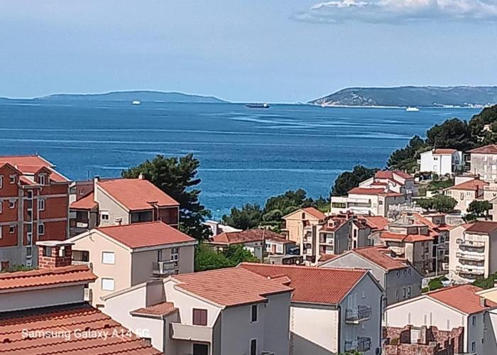 Apartman Palma and Luxury Penthouse for a family with swiming pool,parking,terrace,panoramic view at the sea,Podstrana