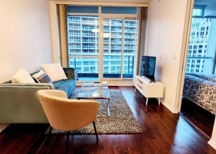 Lakeview Condo in Downtown with Free Parking.
