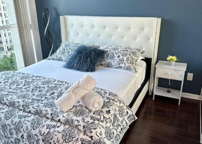 Lakeview Condo in Downtown with Free Parking.