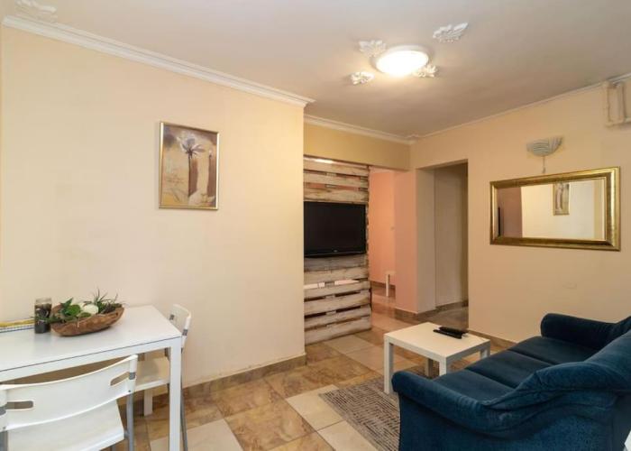 Charming Artistic Central Apartment
