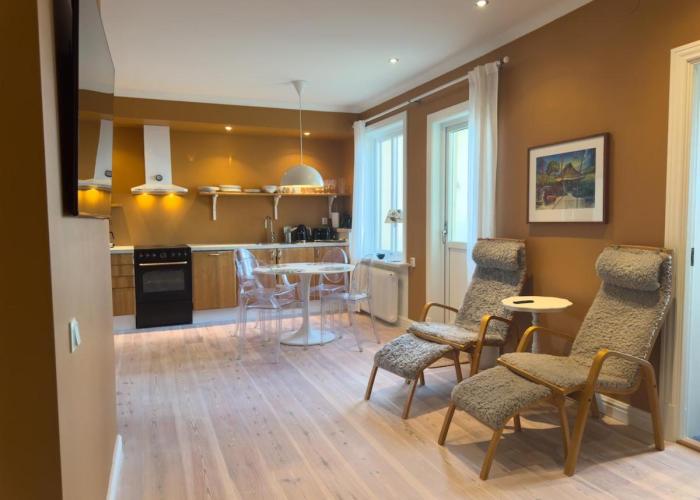 Trerummare med panoramautsikt och balkong i Visby innerstad