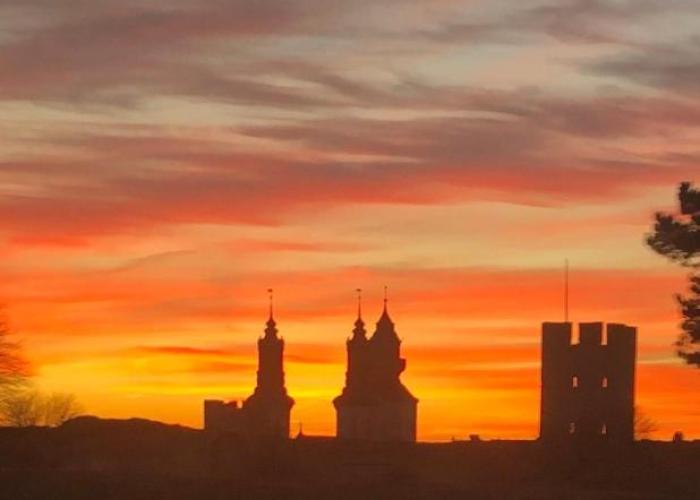Trerummare med panoramautsikt och balkong i Visby innerstad