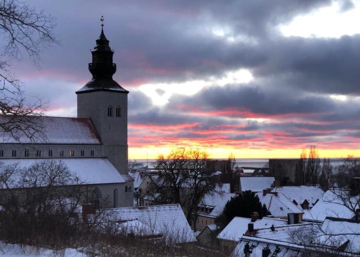 Trerummare med panoramautsikt och balkong i Visby innerstad