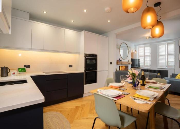 Modern Home in Windermere by LetMeStay