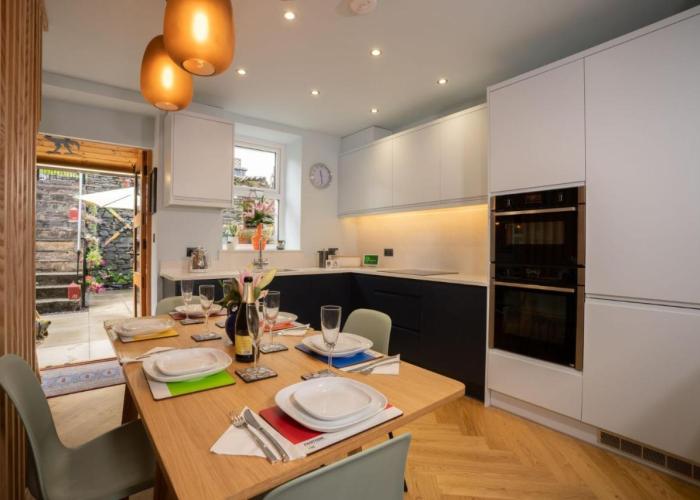 Modern Home in Windermere by LetMeStay