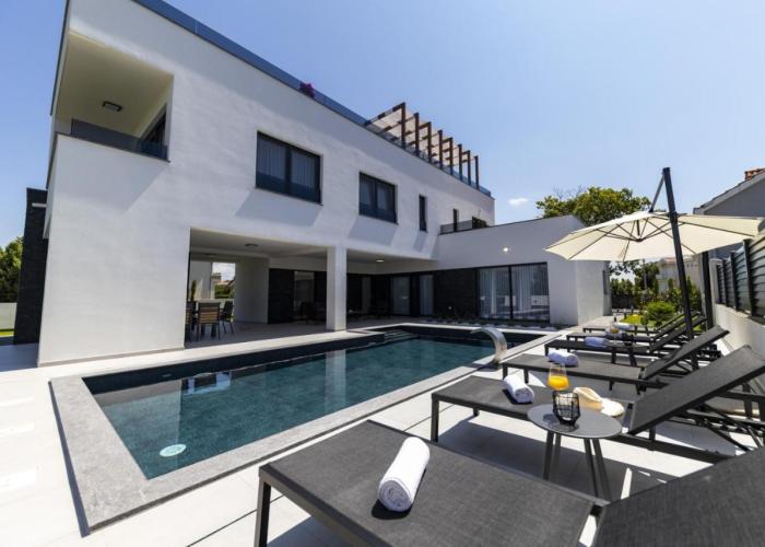 CROWONDER Mila Prestige Villa with Heated Swimming Pool, Jacuzzi and Sauna