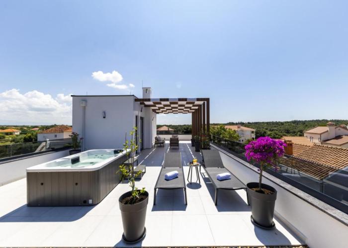 CROWONDER Mila Prestige Villa with Heated Swimming Pool, Jacuzzi and Sauna
