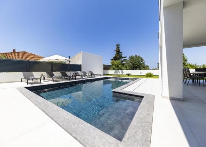 CROWONDER Mila Prestige Villa with Heated Swimming Pool, Jacuzzi and Sauna