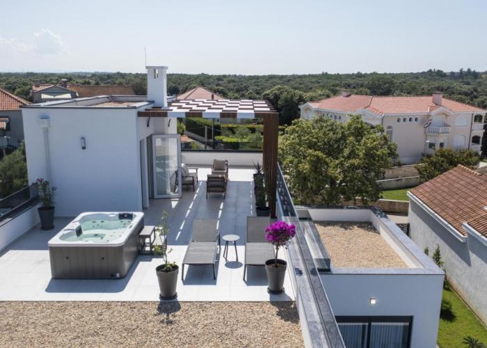 CROWONDER Mila Prestige Villa with Heated Swimming Pool, Jacuzzi and Sauna