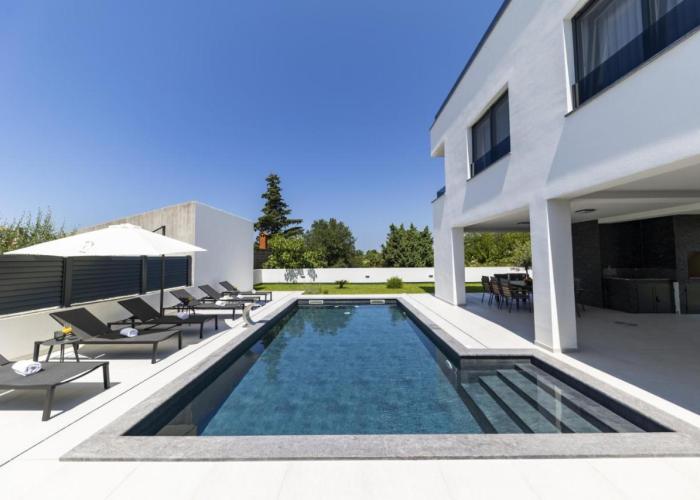 CROWONDER Mila Prestige Villa with Heated Swimming Pool, Jacuzzi and Sauna