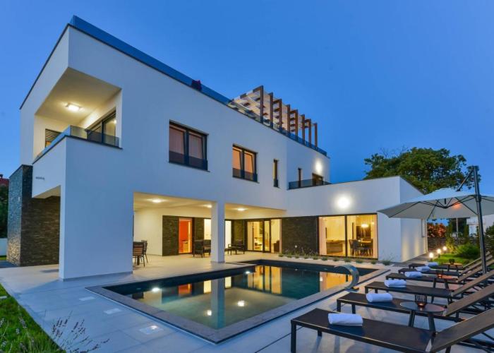CROWONDER Mila Prestige Villa with Heated Swimming Pool, Jacuzzi and Sauna