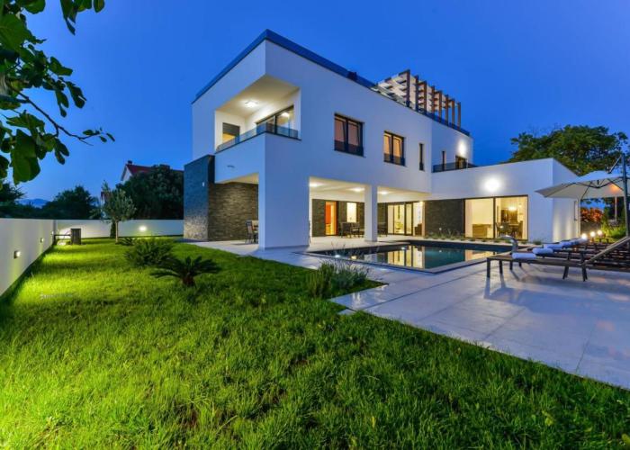 CROWONDER Mila Prestige Villa with Heated Swimming Pool, Jacuzzi and Sauna