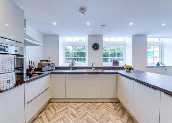 Stylish & Contemporary 2-Bed Townhouse - Parking - Wi-Fi - Netflix