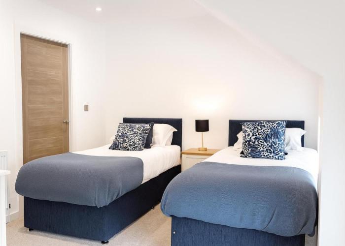 Stylish & Contemporary 2-Bed Townhouse - Parking - Wi-Fi - Netflix