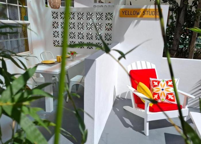 Amanda's Place Yellow Studio - Pool and Tropical garden