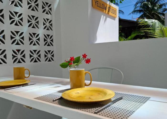 Amanda's Place Yellow Studio - Pool and Tropical garden