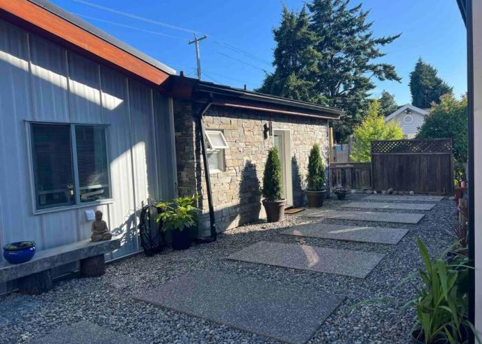 Private Bright Modern Studio! Queen bed !