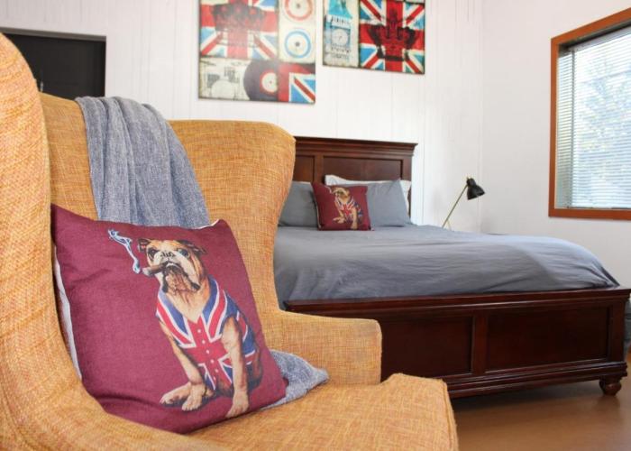 Private Bright Modern Studio! Queen bed !
