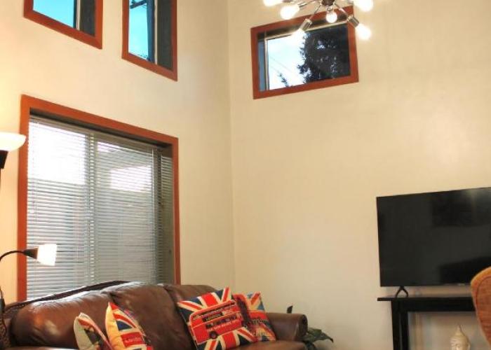Private Bright Modern Studio! Queen bed !