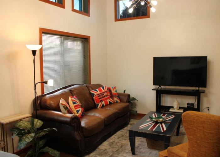 Private Bright Modern Studio! Queen bed !