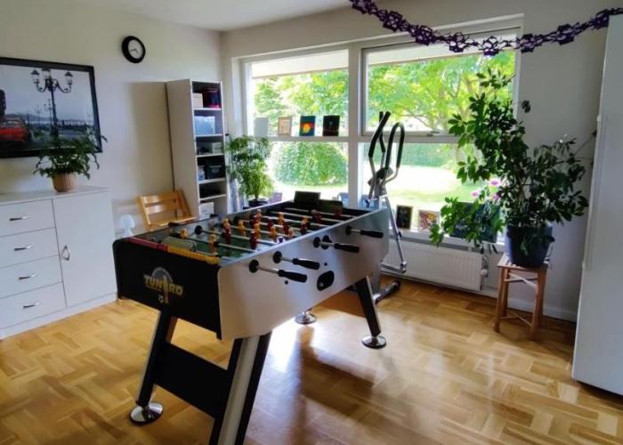 Stort værelse med lækkert badeværelse