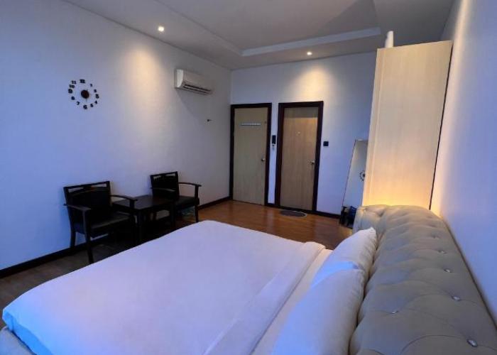 Super Comfy BIG SPACE Condo In Imperial Suites Boulevard Mall