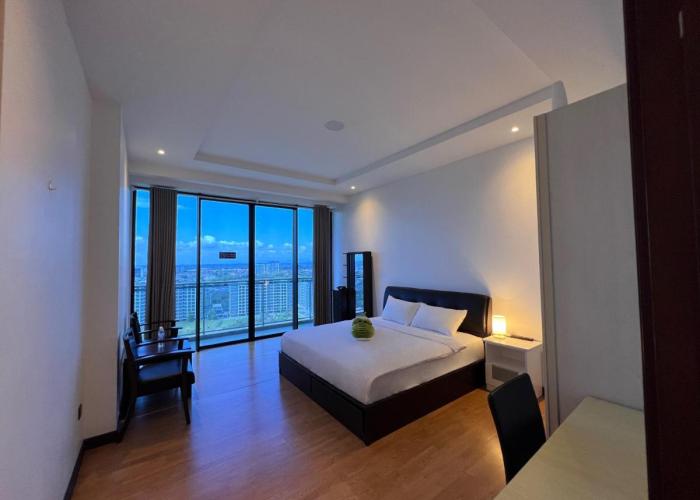 Super Comfy BIG SPACE Condo In Imperial Suites Boulevard Mall
