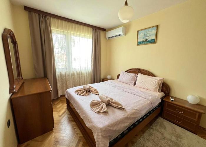 Lugano Couples Quiet Apt w Free Street Parking