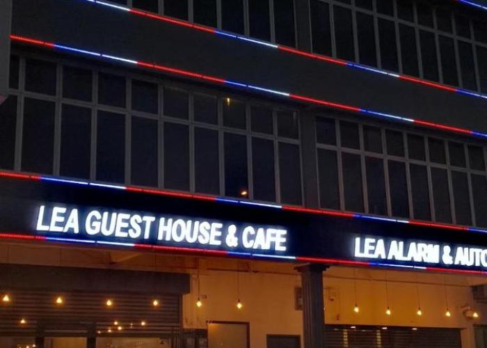 LEA GUEST HOUSE & CAFE Lukut