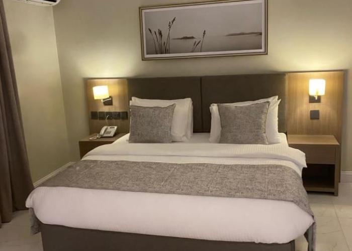 Knightsbridge Hotel & Suites